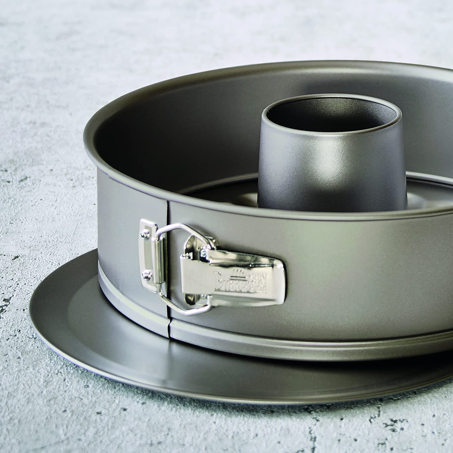 birkmann-springform-bakers-best-886063-28-cm-mit-zwei-b-den-flach-rohrboden-karb image 5